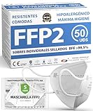 ADESTE – 50 Mascarillas FFP2 Blancas con Certificado CE, cadena controlada, elásticos cómodos, hipoalergénicos y regulables. Seguras: potencia de filtrado BFE >99,5%. Sobres individuales sellados