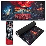 Stranger Things Alfombrilla Ratón XXL de 80 x 36 cm - Protector Escritorio para PC, Ordenador y Teclado - Regalos para Niños, Cumpleaños, Navidad (Negro)